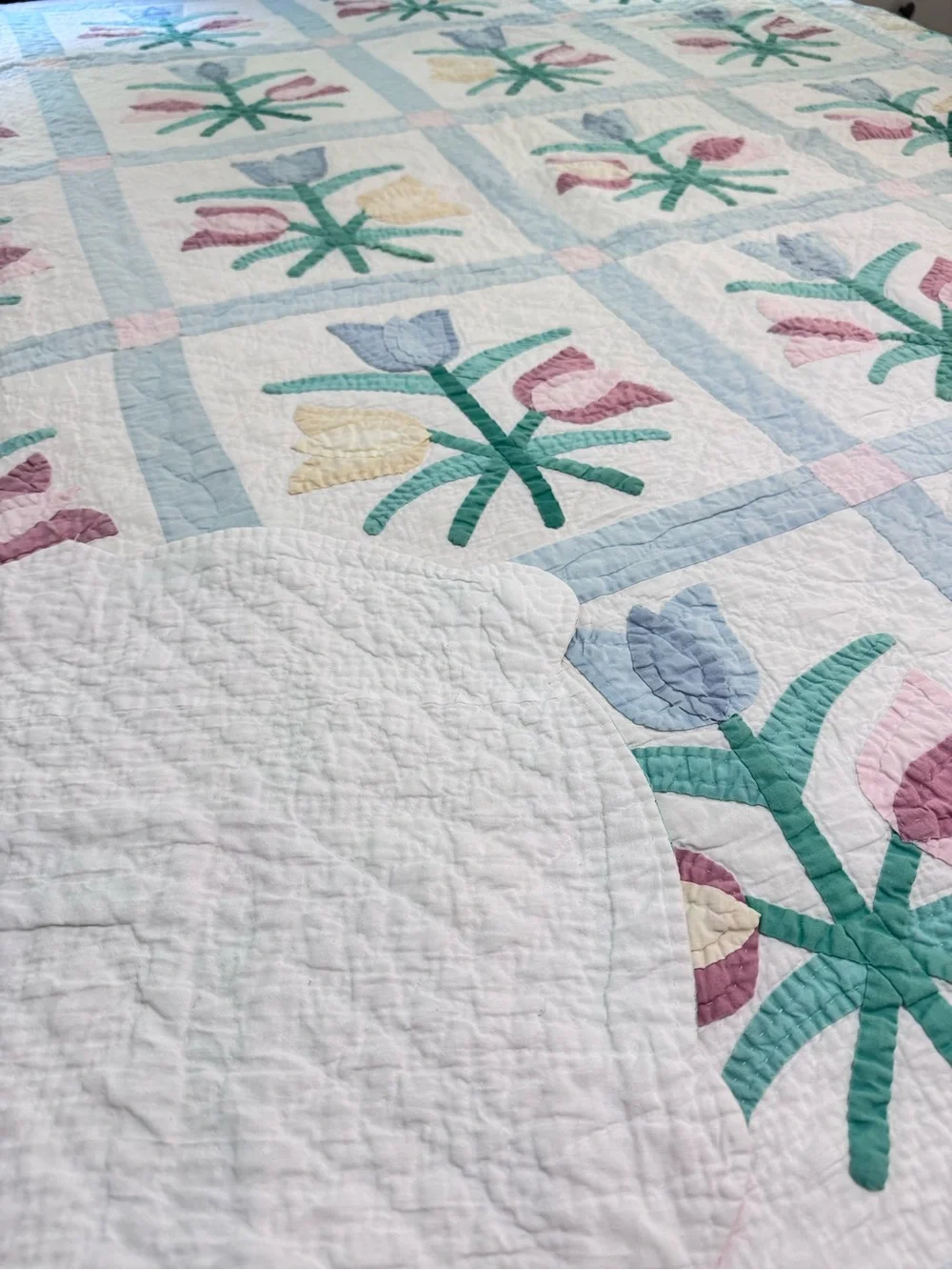 Vintage Floral Applique Quilt 82x80 Arch Tulip Scalloped Edge Cottagecore Pastel